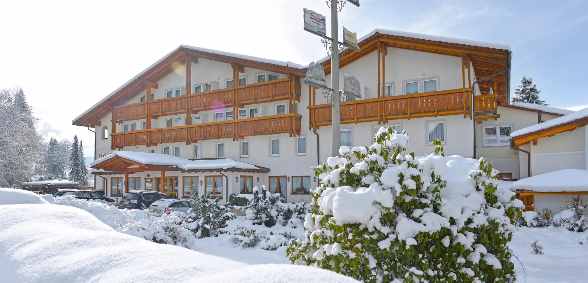 Außenansicht Hotel Sonne Baiersbronn im tiefen Schnee